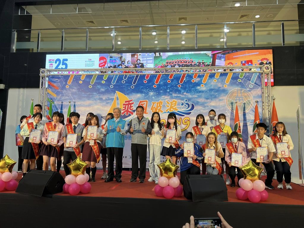 1120325苗栗縣優秀青年頒獎代表照片