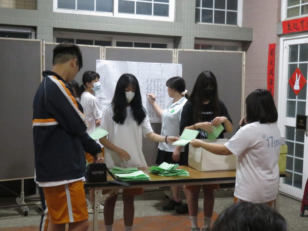 1120419第18屆學生會改選代表照片