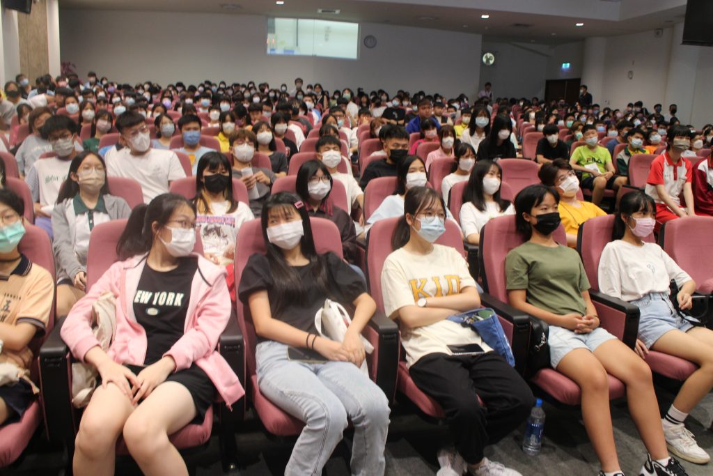 1120803、04新生始業輔導代表照片