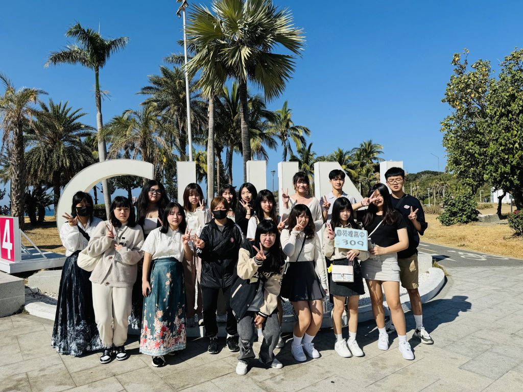 1130221高三戶外教學暨成年禮代表照片