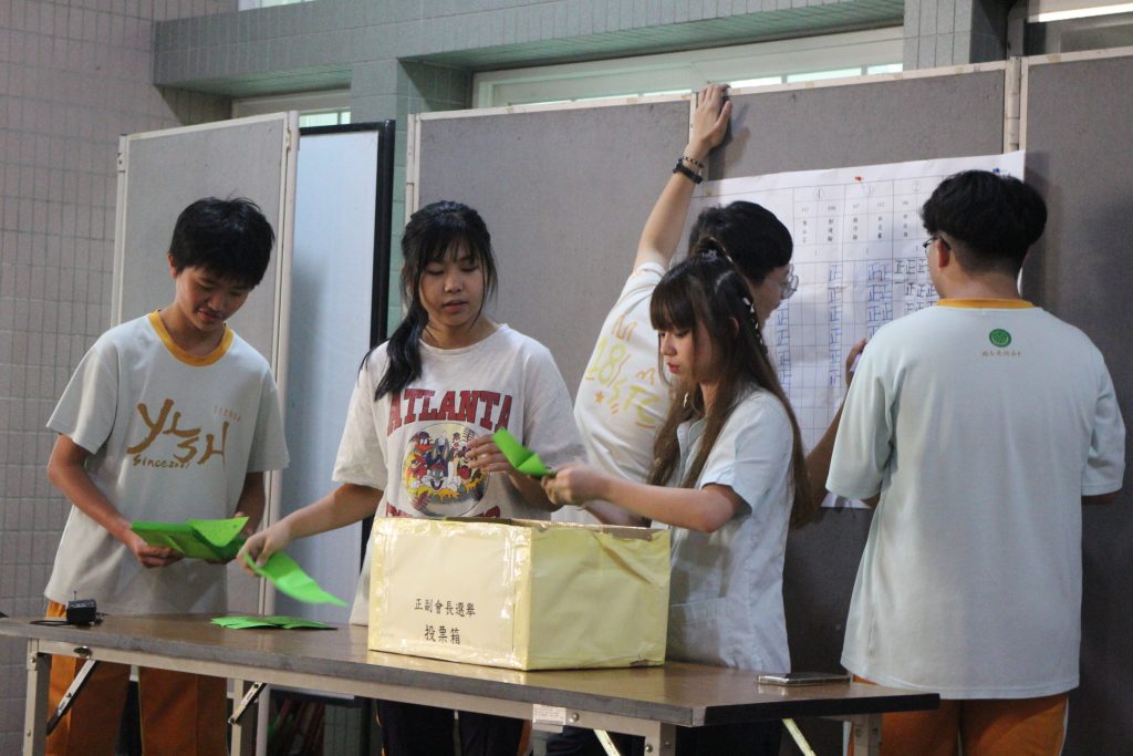 1130529學生會改選代表照片
