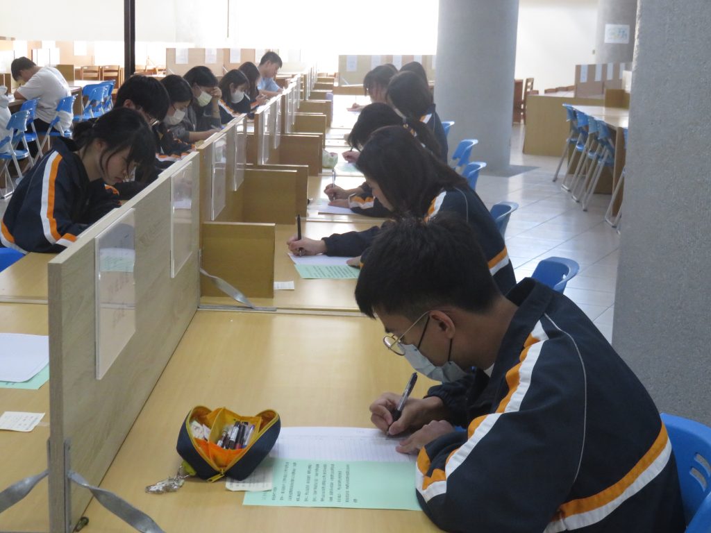 1131106民主法治作文比賽代表照片