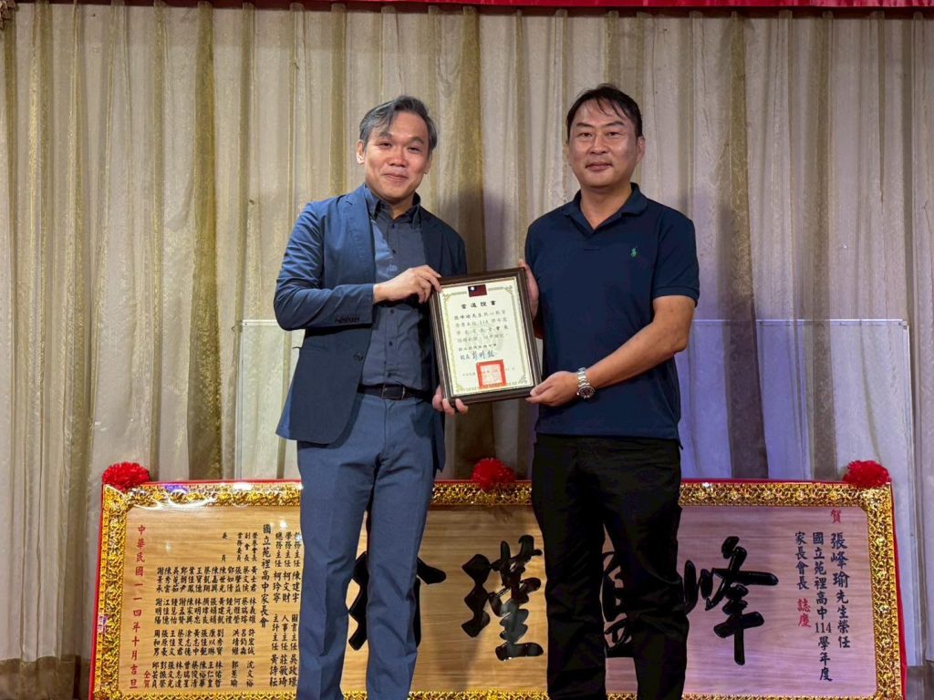 1141018家長會長交接代表照片