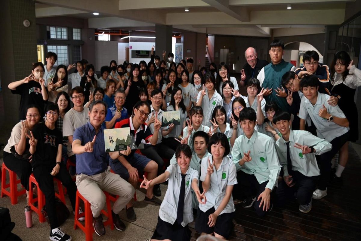 2024-美術班第21屆校內畢業展-拾跡,開幕活動合影。