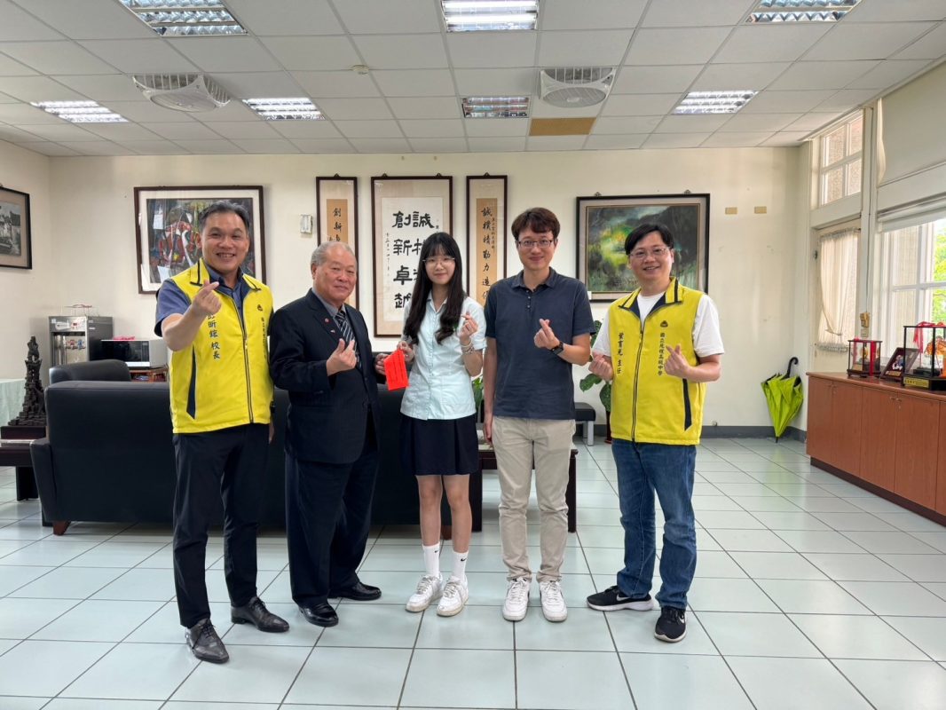 彭昕鋐校長、王秋桂董事長、葉育光主任、黃炳彰老師及繁星錄取中國醫牙醫系的傅妍愛同學
