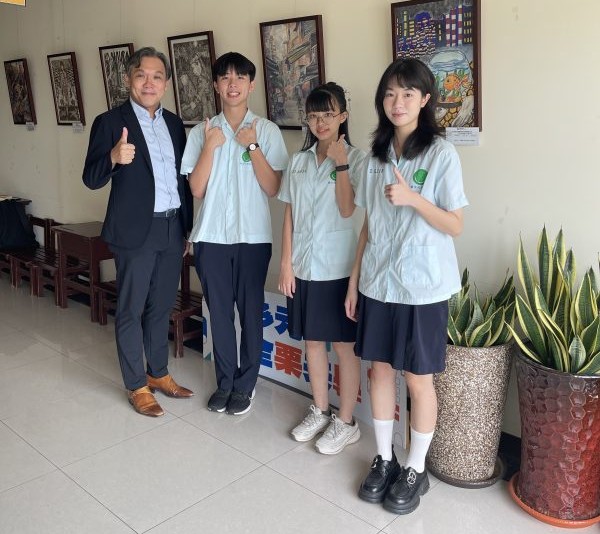 校長與錄取澳視群英同學合影